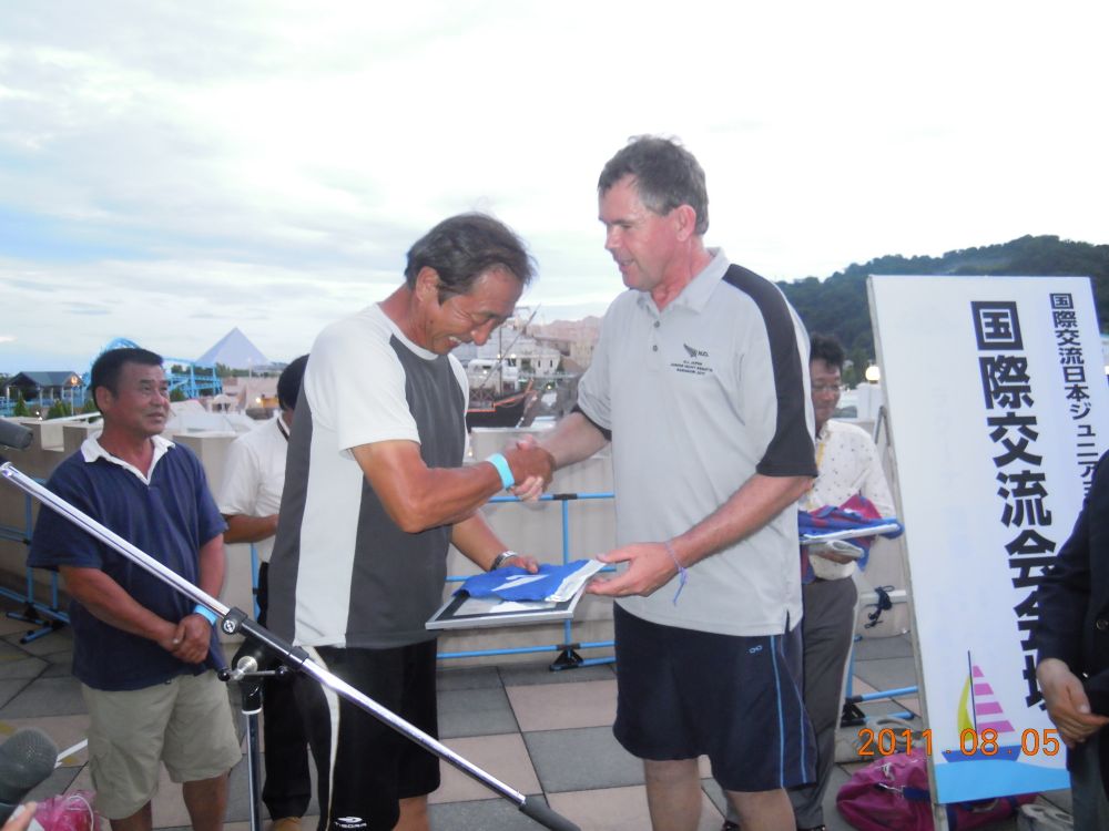 ニュージーランドチームから被災された松島・名取ジュニアヨットクラブへの記念品贈呈